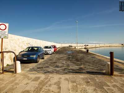 Da questo punto in poi si delinea la seconda parte del molo che si affaccia direttamente sul mare. Il cambio di zona � ben distinto dal passaggio dalla pavimentazione in chianche bianche a quella con le basole di pietra nera vulcanica